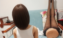 娃娃的跪拜姿势摆位与韩团的后宫联想