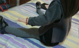 看见女儿的裤袜就忍不住想摸摸